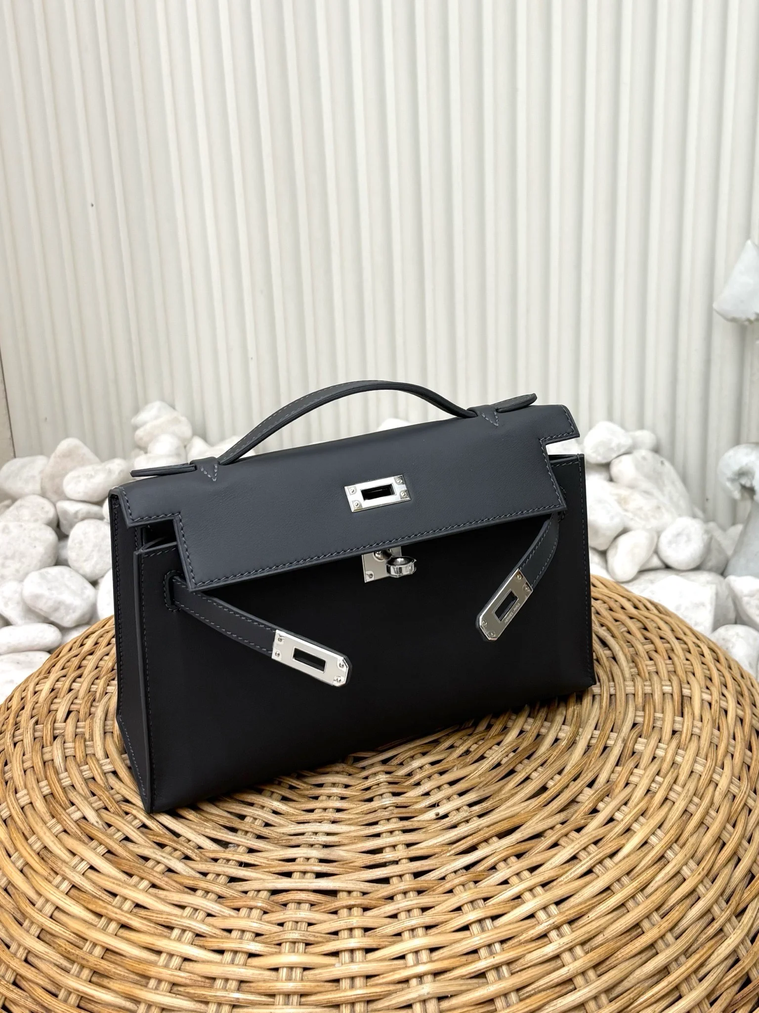 Kelly Pochette 一代｜石板灰，Swift 小牛皮，银扣，G 刻，全新