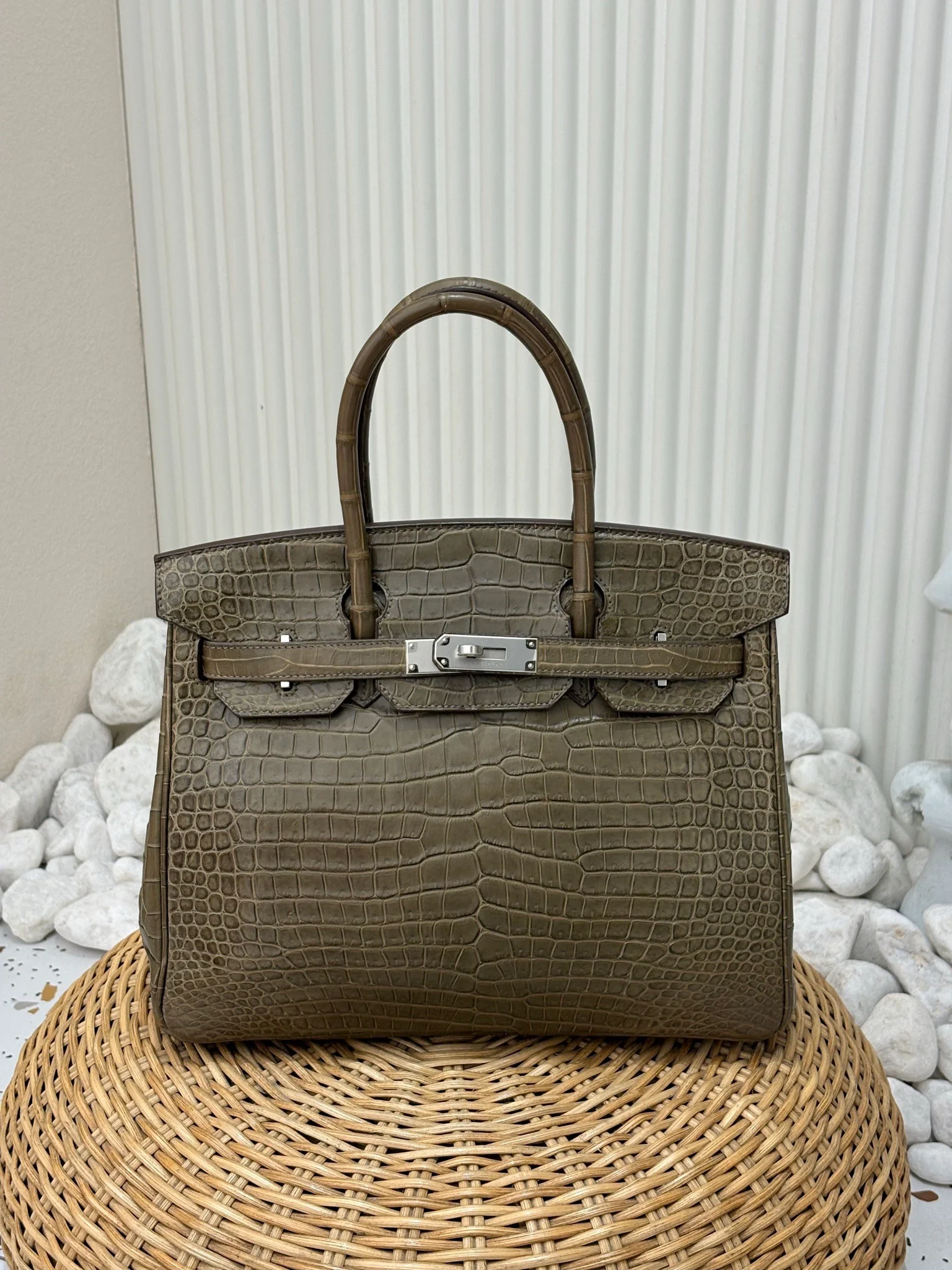 Birkin 30｜稀有倒 V 湾鳄鱼皮 大象灰银扣 雾面 框M刻