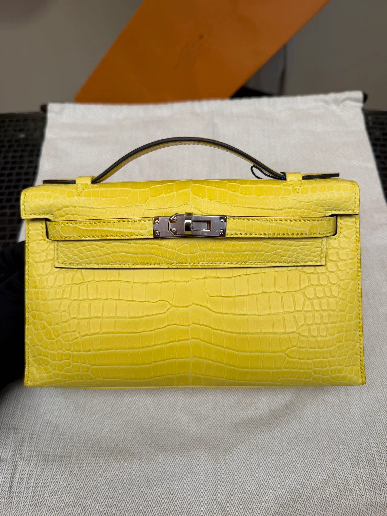 Kelly Pochette｜M9 金盏花黄 雾面倒 V 湾鳄，银扣，W 刻