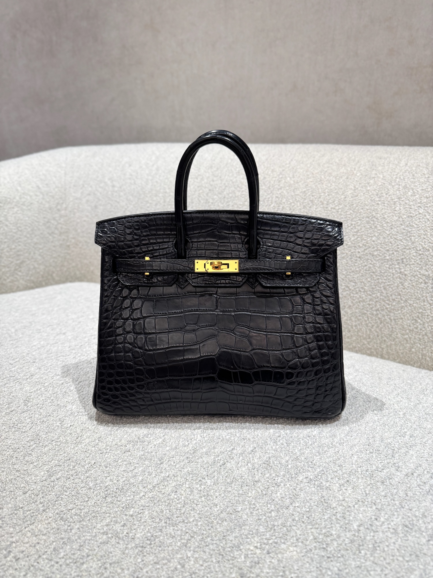 Good ( Rank AB) HERMÈS Birkin 25 Noir (89) Matte Alligator Gold